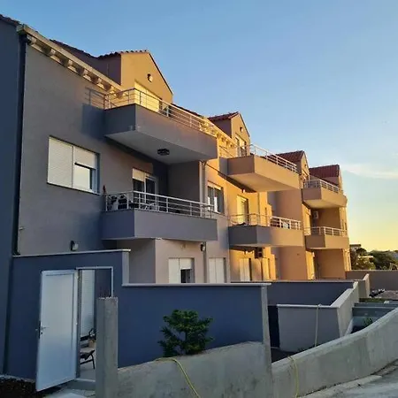 Apartment One Bedroom Zefir Near Stikovica *